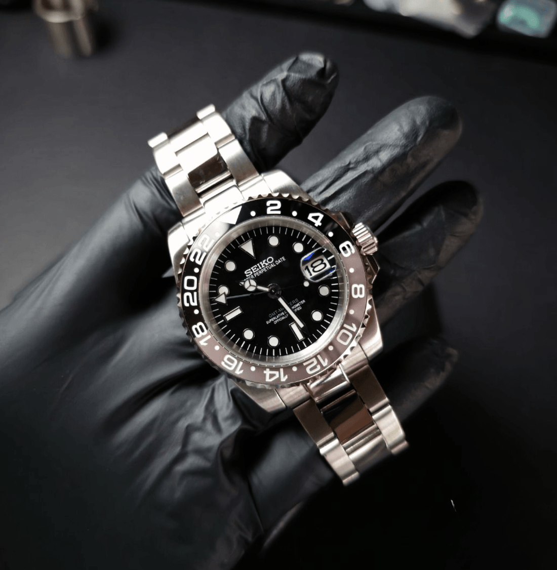 Seiko Mod GMT “Bruce Wayne” — Dark Elegance Meets Precision - NeoLux Watch & Co